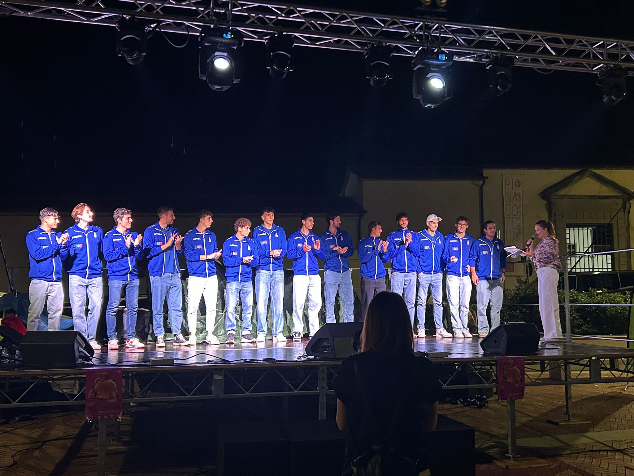 giocatori sul palco della mattonata