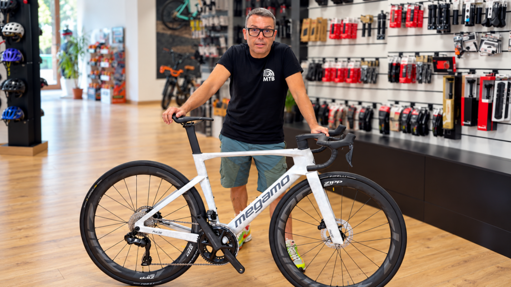 Megamo Pulse, quando la bici da corsa fa la differenza. Cesare Franceschini: «È una di quelle che ti viene voglia di provare»